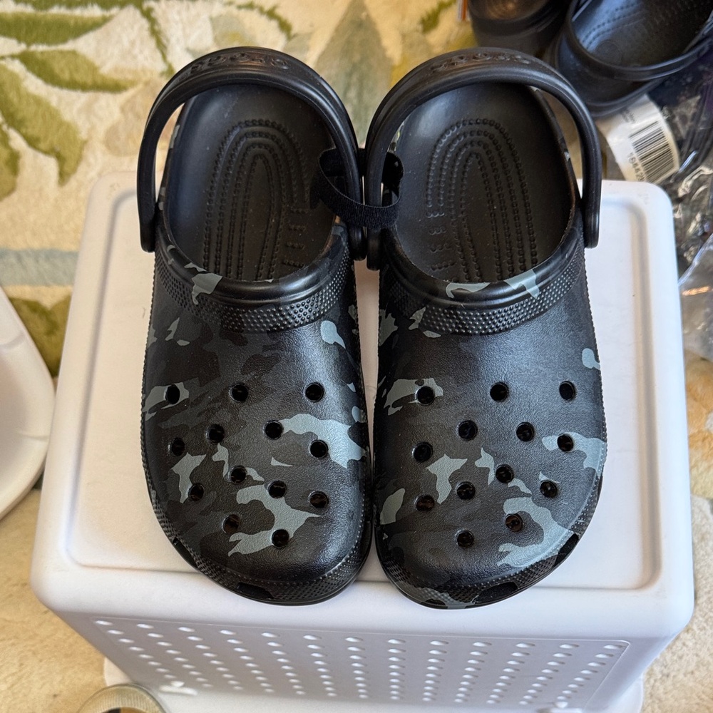 Crocs Camouflage Clogs size men 9 woman’s llama NWOT 252